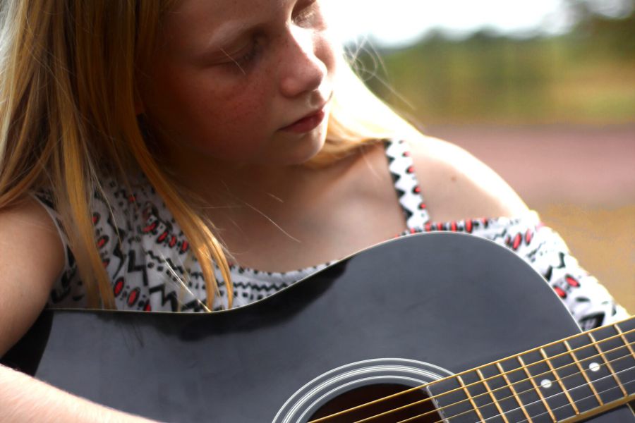 Mädchen spielt Gitarre